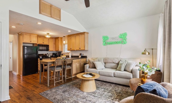 Tremont Casa | Newly Renovated Tremont Treasure I Cozy + Modern