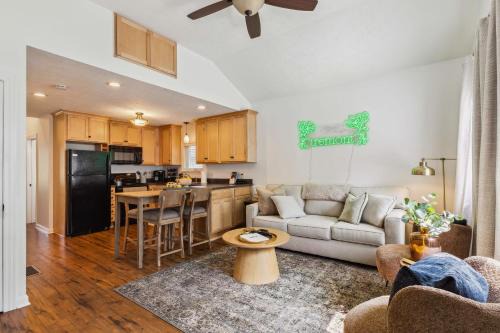 Tremont Casa | Newly Renovated Tremont Treasure I Cozy + Modern