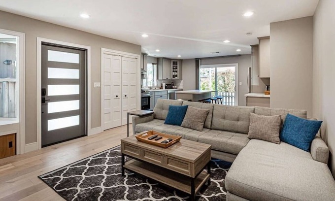 Cupertino Casa | This house is a 2 bedroom(s), 2 bathrooms, located in Cupertino, CA.