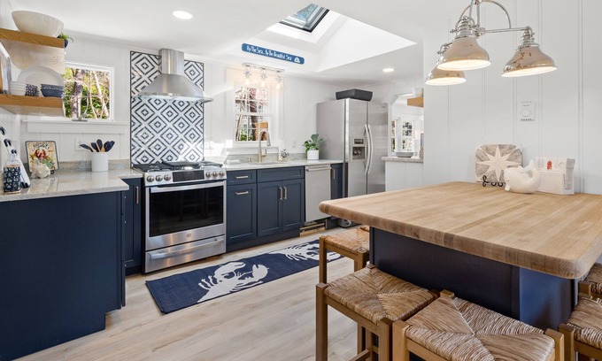 West Chatham Cabaña | Newly Renovated Upscale Cottage/Pvt 2 KING BR Ensuite /1 Mile to Hardings Beach