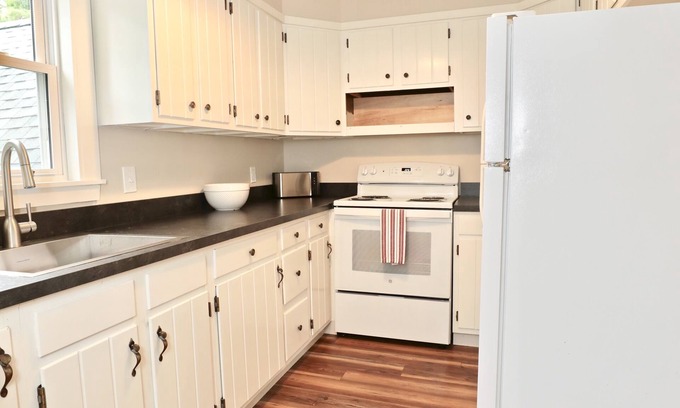 West Boothbay Harbor Casa | Newly Renovated Upstairs Suite in 1790's Sea Captain's House on Deckers Cove