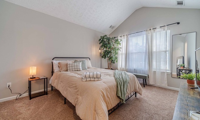 Flowery Branch Casa | Newly Renovated Cozy Townhome near Lake Lanier/ 2 Bed, 2.5 Baths Flowery Branch