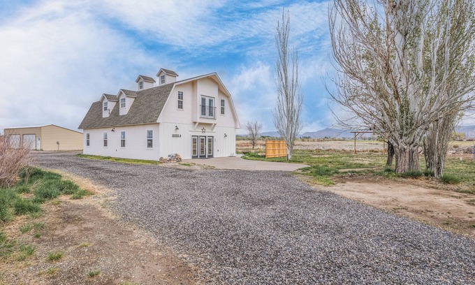 Grand Junction Casa | Newly renovated Barnhouse on 13 acres brings you a modern feel to your retreat.