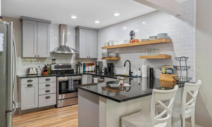 Harbor Springs Condominio | Newly Renovated Hideaway Condo - Hike, Swim, Ski, Golf All Close By!
