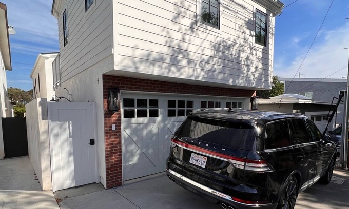 Tree Section Apartamento | Newly Renovated Contemporary Beach Oasis- Only 7 blocks to the beach!