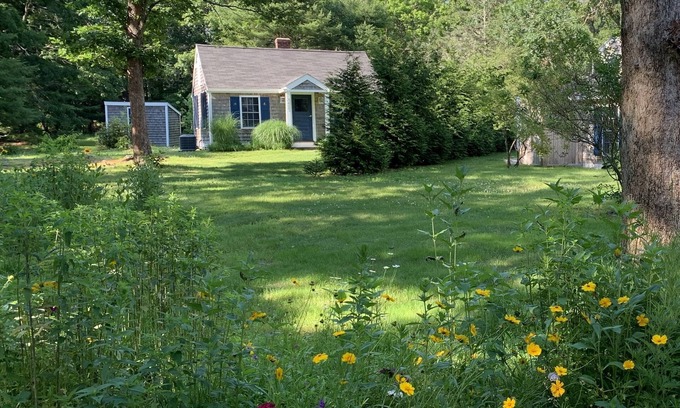 Kenyon Cabaña | Newly Renovated Coastal Green Hill Cottage- Minutes to 6 beautiful beaches!