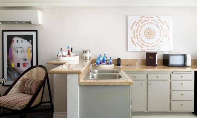 Tri-West Casa | Newly-renovated Luxury Suites w/ Kitchenette & Balcony! Close to Beverly Hills