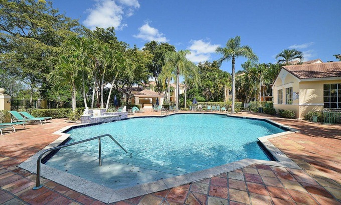 Villages of Palm Beach Lakes Condominio | Condominio recientemente renovado en West Palm Beach