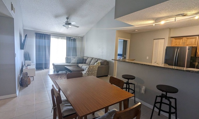 Villages of Palm Beach Lakes Condominio | Recientemente renovado 2 dormitorios / 2 baños West Palm Beach Condo