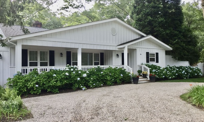 Wainscott Woods Casa | * Precio Reducido *, recientemente renovado, East Hampton Hamlet, Piscina climatizada + 5 min a la playa