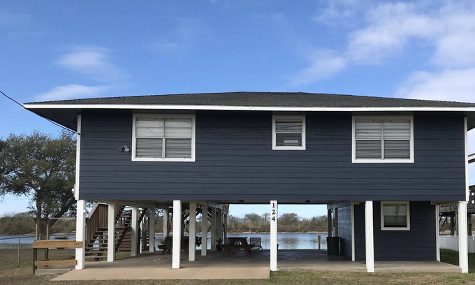Matagorda Casa | Newly Renovated Waterfront Home *Prime Fishing*