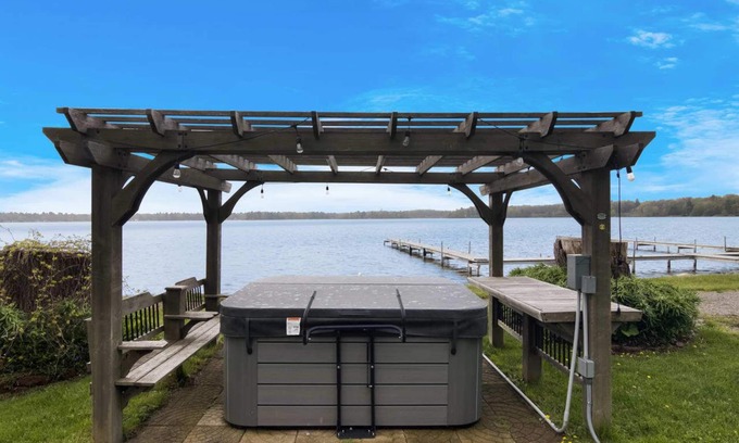 Mayfield Casa | Newly renovated with hot tub and lake