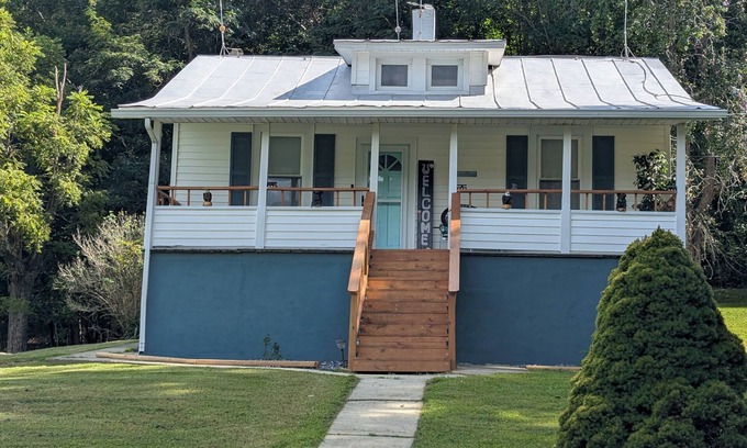 Eagle Rock Otro | Newly restored farmhouse in Eagle Rock, VA with WiFi, Fire TV, mountain views.