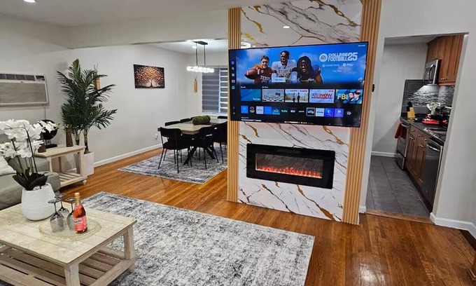 Hicksville Casa | Newly Stunningly Updated 4-bedroom house in lovely Hicksville with WiFi, AC.