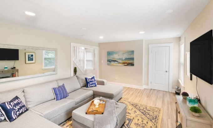 Libertyville Apartamento | Newly UPD home in DT Libertyville Near Naval Base!