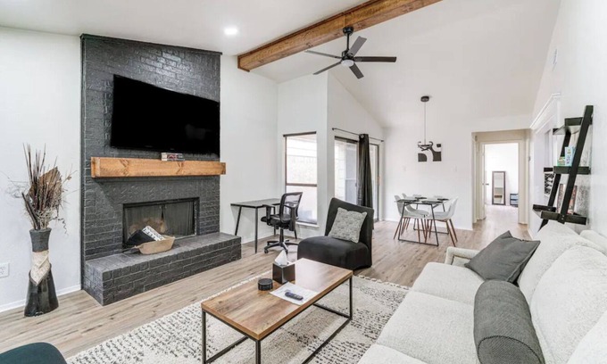 Garland Casa | Newly Updated Cozy Home