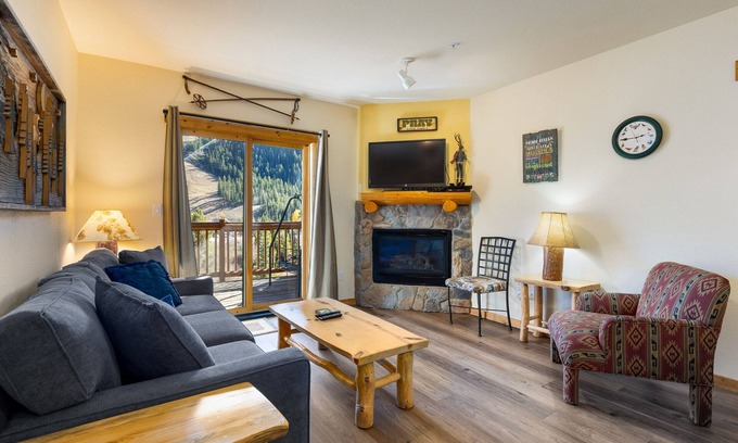 Mountain House Condominio | Newly Updated Cozy Mountain Condo with Slopeside Views!