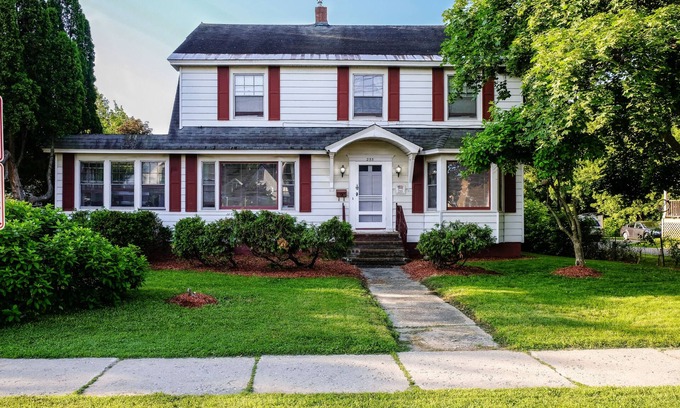 Centennial Casa | Recién actualizado Big Burlington Home, Walk Downtown, Waterfront, UVM & Hospital