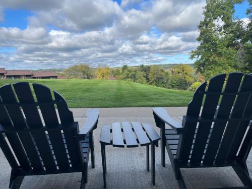 Lake Geneva Apartamento | Newly Updated Modern, Spacious, and Cozy Condo- Right on the Lake!