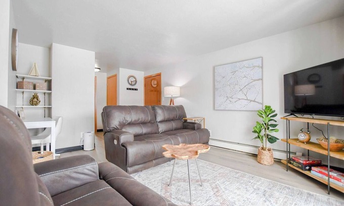 Bellevue Apartamento | Newly Updated Two-bed Upper Suite in Green Bay