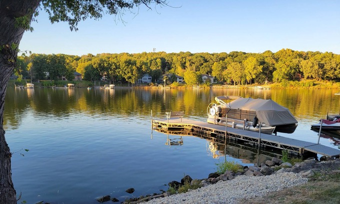 Newville Casa | Newly updated water retreat. PONTOON for rent, FREE golf & ICE at local course