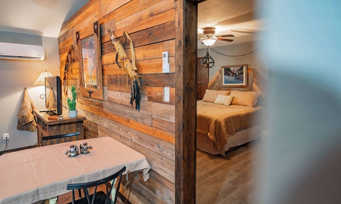 Granbury Cabina | Newly Updated Western Cabin Near Downtown Granbury