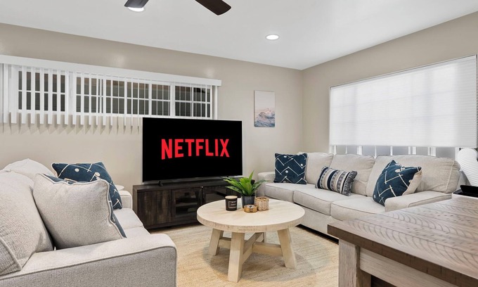 Balboa Peninsula Casa | Newport Beach Modern King 2BR2BA Steps to Sand with - AC - Wifi - Smart TVs