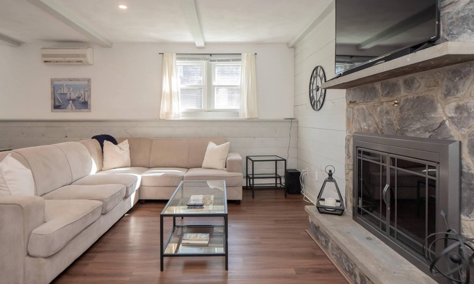 Newport East Apartamento | Newport/Middletown Retreat! Walk To Beach!