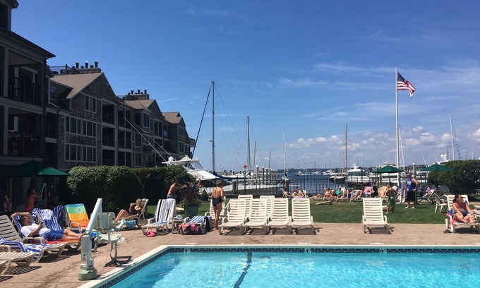 Yachting Village Condominio | Newport Onshore - Thames St frente al mar! Ubicación central para albergar atracciones.