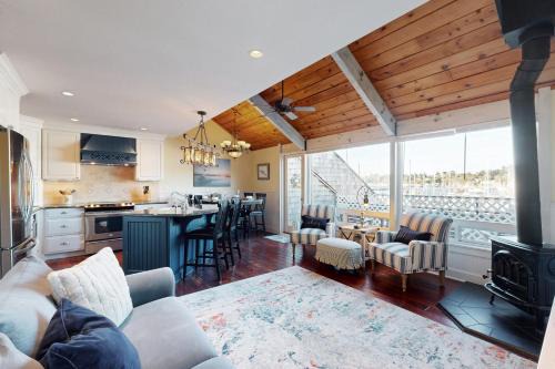 Historic Bayfront Apartamento | Newport Sunshine #C208