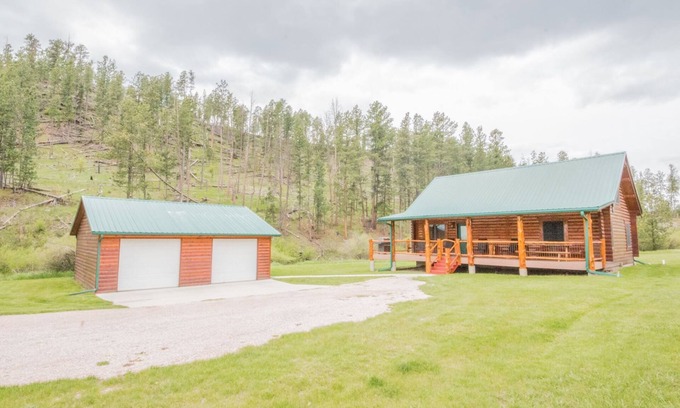 Hill City Cabina | Newton Creek Cabin | 3 Bed, 1 Bath with garage