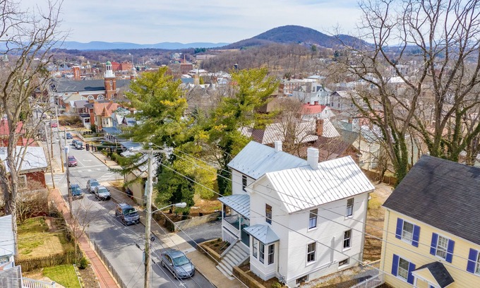 Staunton Casa | Newtown Retreat: Award-Winning Renovation + Ideal Location