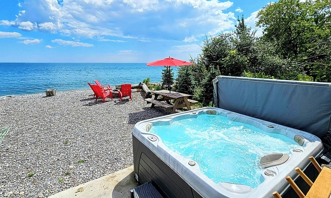 Bowmanville Cabaña | Experience Blissful Lakeside Living: Retreat with Stunning Views, Beach Access