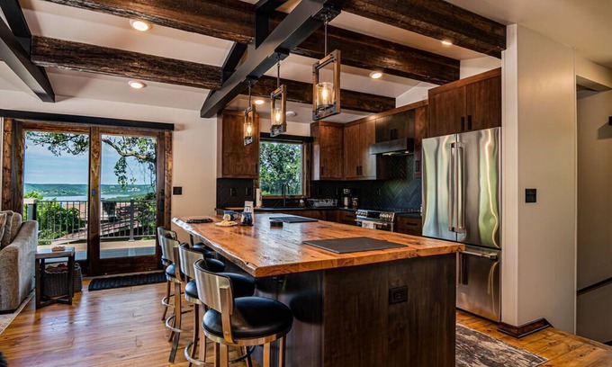 Big Cedars Cabina | Next to Big Cedar! Walk to activities-LakeView, Hot Tub, HIghEnd Decor