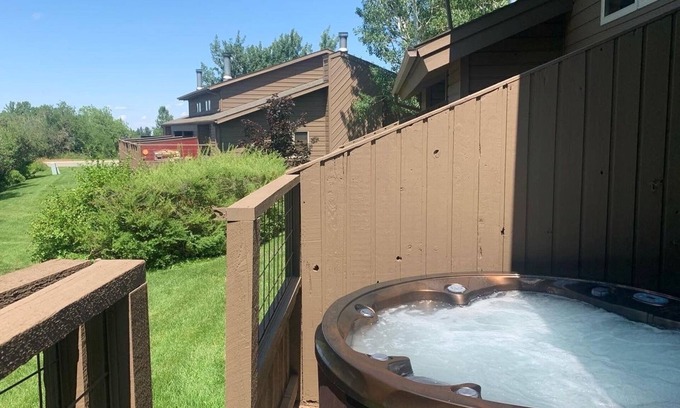 Red Lodge Casa | Next to club house, and less than 15 minutes to ski, Wi-Fi, dog friendly, & Hot Tub -Putter`s Inn