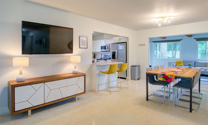 Park East Casa | Next to Ed Smith Stadium, Close to Beaches & City
