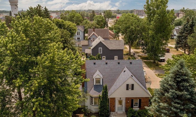 Brainerd Casa | Next to Gregory Park & The Hospital, Cozy, Movie Theater & More!