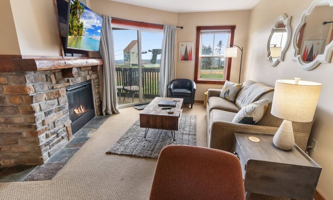 Snowshoe Apartamento | Next to Ski Slopes WiFi In Village with a View