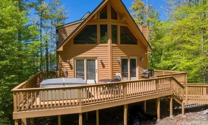 Northface Casa | Asequible 5 bd! Cómodamente duerme 12! Cubierta impresionante! ¡Bañera de hidromasaje! ¡Mascota amigable!