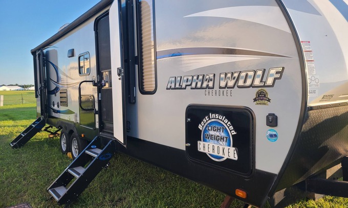 Suamico Alquiler De RV | NFL Draft Glamping with Indoor Fireplace