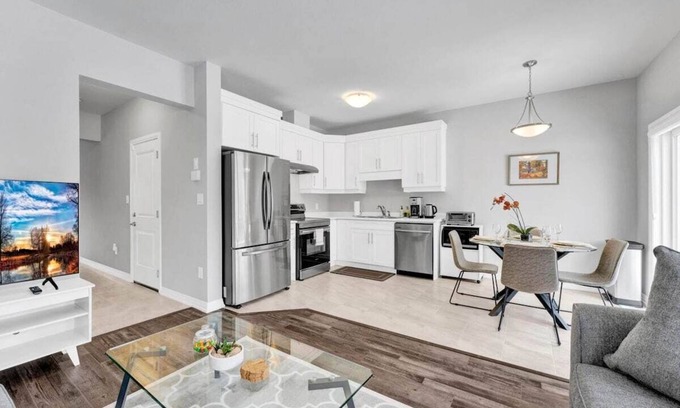 Niagara Falls Casa | Niagara Falls Luxury Townhome! 3 Beds 3 Baths!