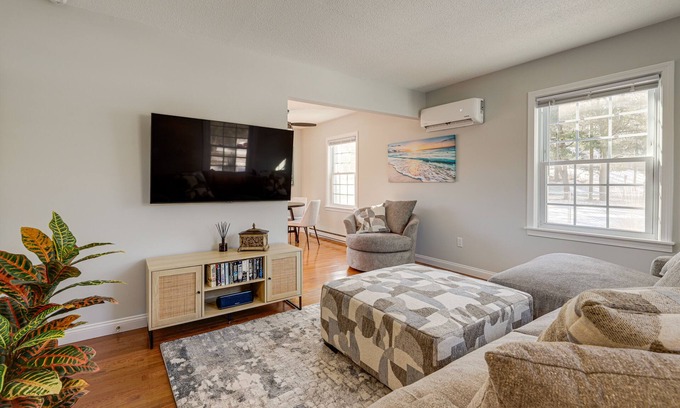 Niantic Casa | Niantic Duplex w/ Deck < 1 Mi to Beach + Boardwalk