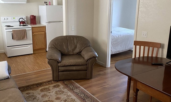 Eureka Apartamento | Nice 1 bedroom Studio upstairs in a quiet, safe, neighborhood w/ keyless entry