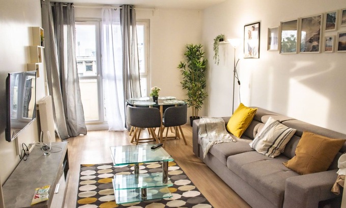 Villeneuve-la-Garenne Apartamento | Nice Apartement in Paris-Apartamento-Apartamento-Baño con bañera-Vista a la C...