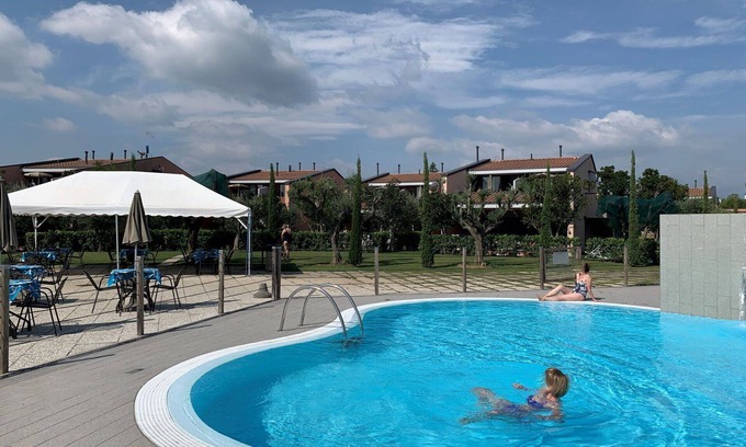 Moniga del Garda Apartamento | Hermoso apartamento con A/C, WIFI, piscina, TV, balcón, mascotas permitida y aparcamiento