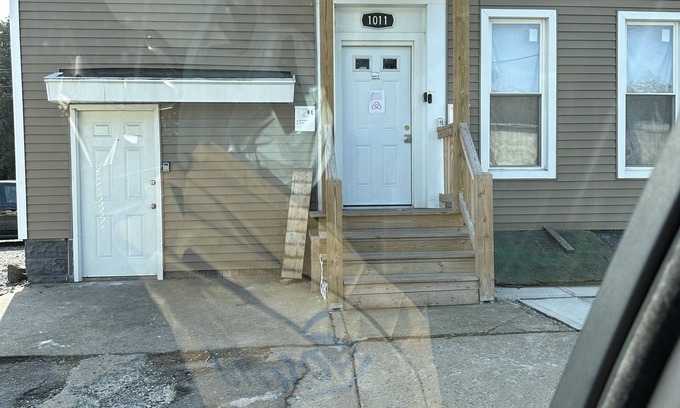 Utica Apartamento | Nice Apartment Downtown Utica Second floor located close night club Varick st