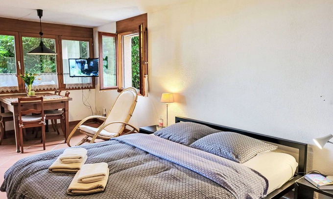 Melano Apartamento | Hermoso apartamento con TV, patio, mascotas permitida, vista panorámica y aparcamiento