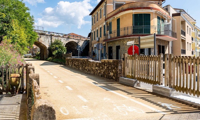 Marina di Andora Apartamento | Hermoso apartamento para 4 personas con A/C, WIFI, TV, balcón, mascotas permitida y aparcamiento