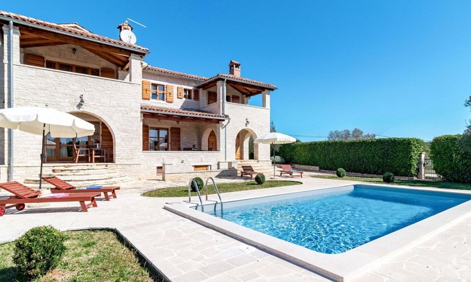 Stifanici Apartamento | Hermoso apartamento con A/C, WIFI, piscina, TV, terraza, mascotas permitida y aparcamiento