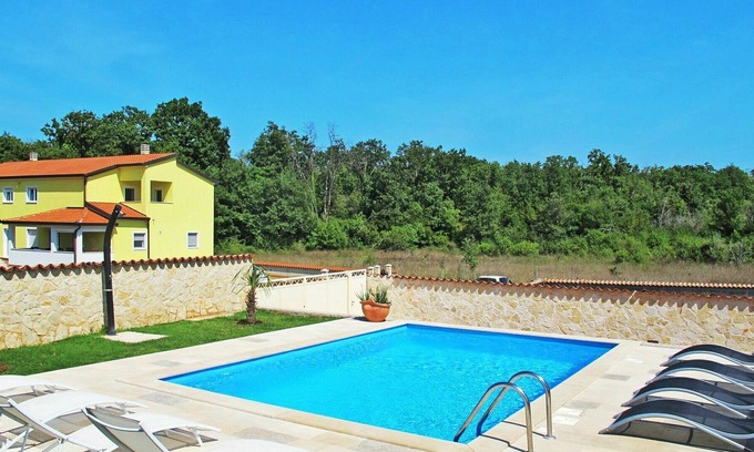 Vrznaveri Apartamento | Precioso apartamento con A/C, piscina, WIFI, TV, balcón, mascotas permitida y aparcamiento